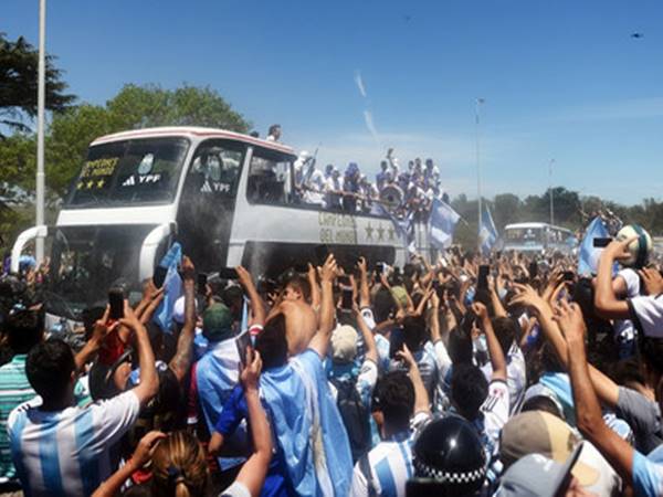 Tin bóng đá sáng 21/12: Messi bỏ dở lễ diễu hành vì sự cố