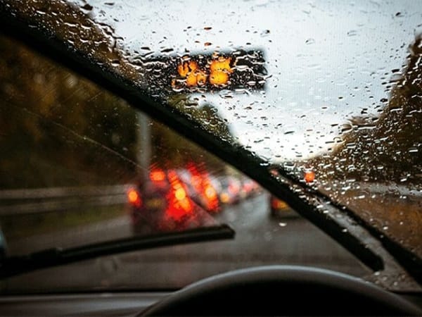 Lái xe dưới trời mưa cần lưu ý gì