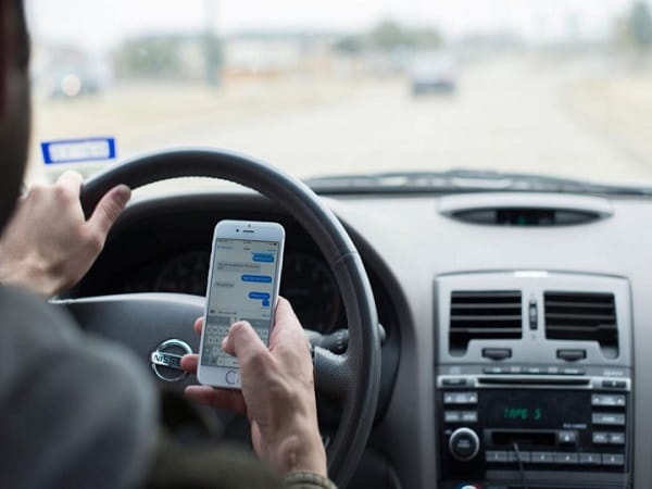 Không dùng điện thoại khi lái xe là những điều kiêng kỵ của tài xế
