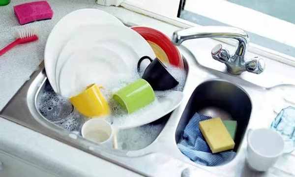 Nằm mơ thấy rửa bát báo hiệu điều gì cho tài chính?