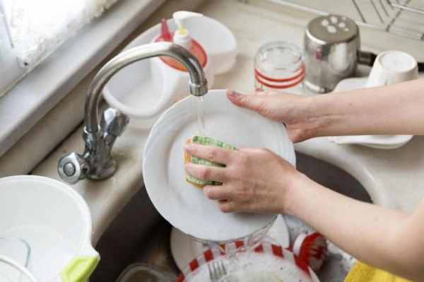 Ngủ mê thấy rửa bát không sạch dù đã cố gắng