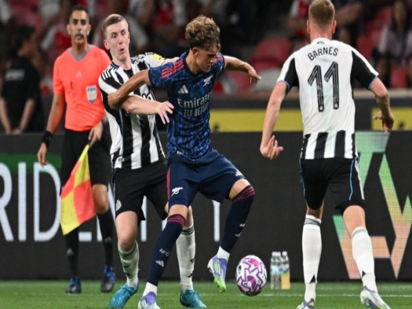 BĐ giao hữu: Sao trẻ 15 tuổi giúp Arsenal hạ gục Newcastle kịch tính