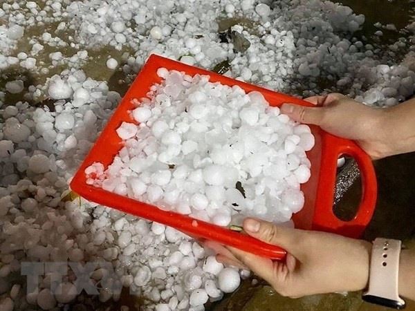 Mơ thấy mưa đá phá hỏng mái nhà