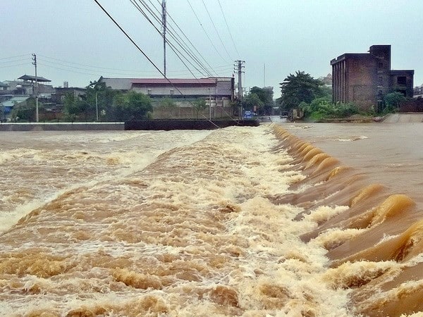 Nằm mơ thấy nước lũ chảy xiết báo điềm lành hay dữ?