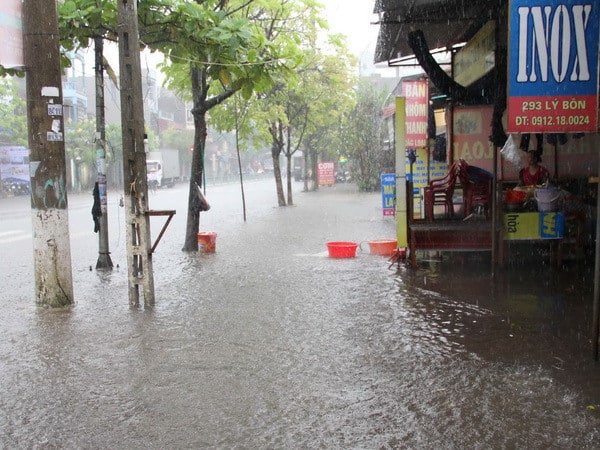 Mơ thấy nước lụt ngập đường nhưng trời quang đãng