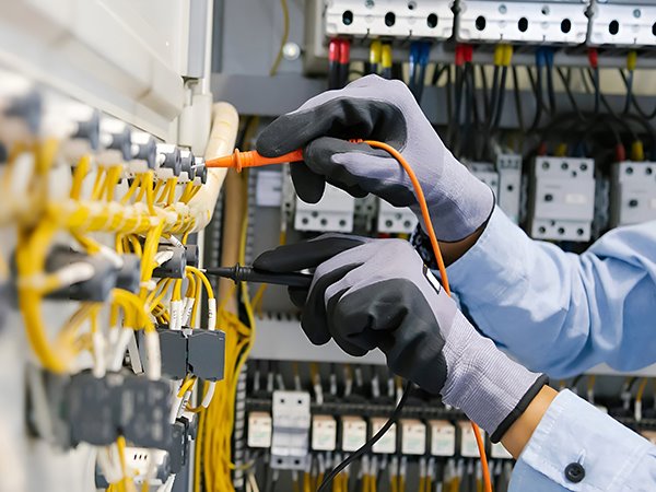 Ngủ mơ thấy thợ điện có điềm gì tốt hay xấu