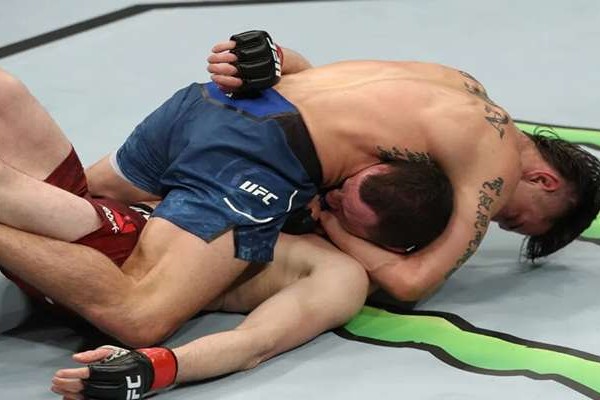 Simon khóa cổ Dvalishvili ở thời điểm cuối trận